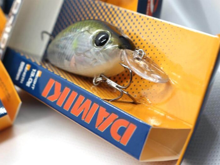 Damiki DC-100 5.5CM, 13gr (Floating), 236H (Black Gold Holo) - imagine 3